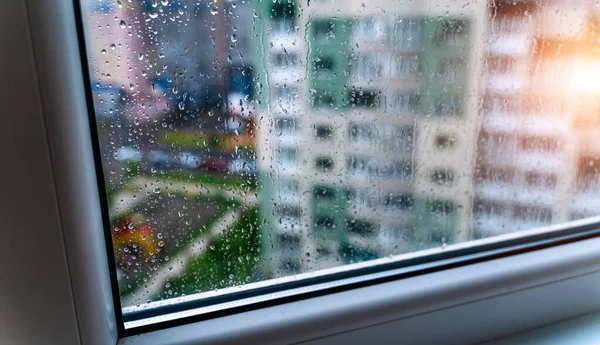 天然水がガラスに落ちる 選択的フォーカス 雨の街の背景 — ストック写真