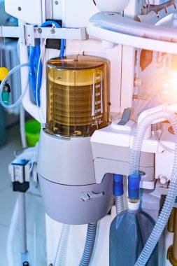 Yoğun bakımda yapay akciğer havalandırma monitörü. Tıbbi ekipmanlı hemşire. Ciğerlerin oksijenle havalandırılması. COVID-19 ve koronavirüs teşhisi. Salgın.