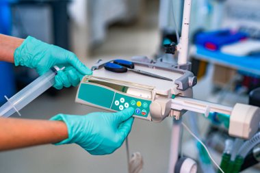 Mekanik havalandırma donanımı için gerekli ekipmanın bir parçası. Zatürree teşhisi. Ciğerlerin oksijenle havalandırılması. COVID-19 ve koronavirüs teşhisi. Salgın.