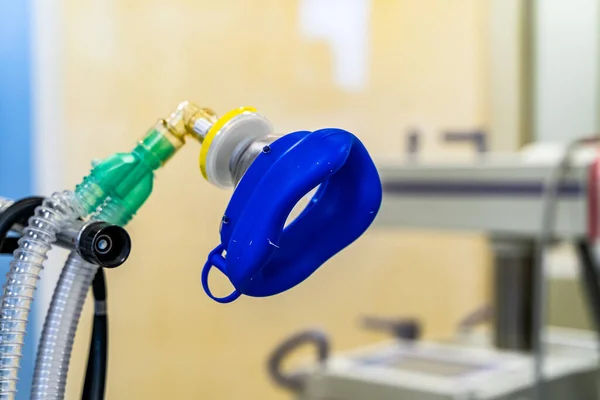 Oksijen Maskesi Ameliyat Odasındaki Yapay Akciğer Havalandırma Makinesinin Bir Parçası — Stok fotoğraf