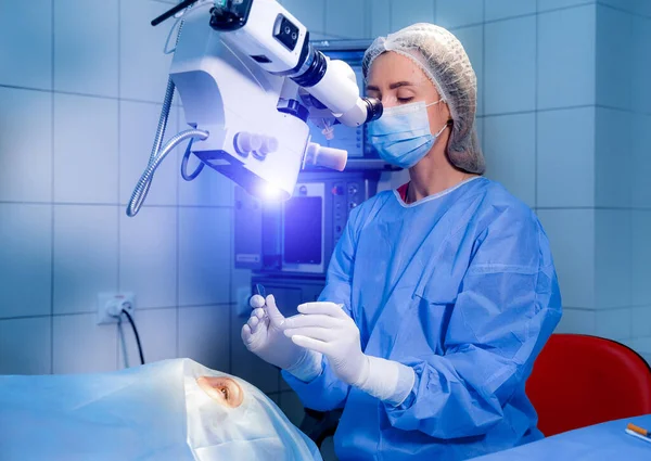 Cirurgia Ocular Paciente Cirurgião Sala Cirurgia Durante Cirurgia Oftálmica Paciente — Fotografia de Stock