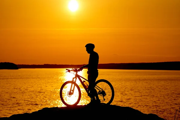 Silhouette Des Radfahrers Auf Einem Sportfahrrad Bei Sonnenuntergang Aktives Lifestyle — Stockfoto