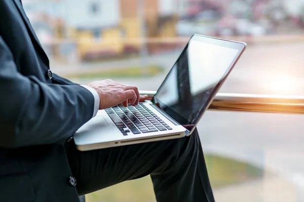 Bild Von Menschenhänden Beim Tippen Auf Dem Laptop Selektiver Fokus — Stockfoto