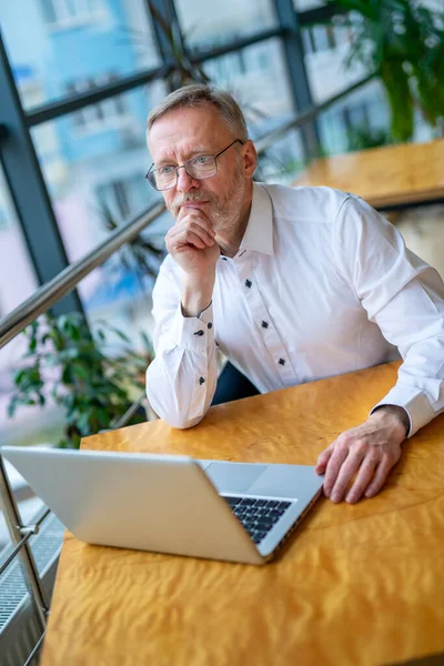 Biznesmen Czyta Informacje Laptopie Człowiek Siedzący Przy Stole Mężczyzna Pracujący — Zdjęcie stockowe