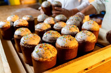 Bayram kekleri veya panettone üretimi. Tatlı ekmek. Fırın fabrikası.