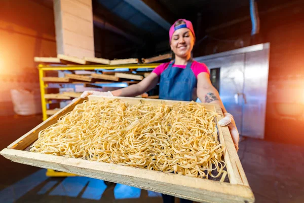 Pastaproduktion Vid Fabrik Trälådor Med Nudlar Bagarhänder Industriellt Arbete Teknikproduktionsanläggningen — Stockfoto