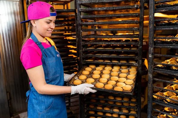 Produktionslinje För Bakkakor Rack Med Bakverk Kvinna Med Bricka Fabriken — Stockfoto