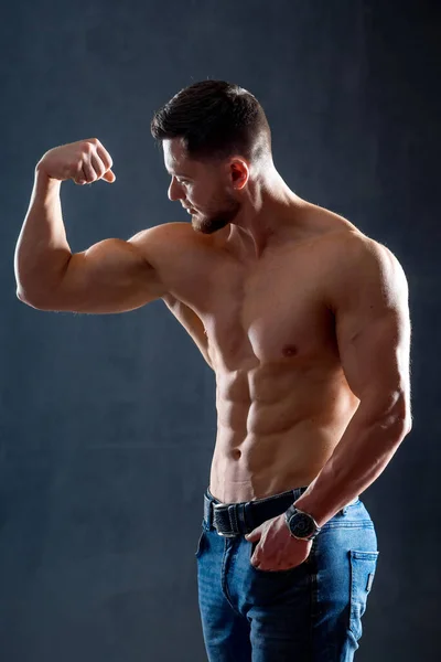 Homem Atlético Com Abdominais Perfeitos Ombros Bíceps Tríceps Peito Mostrando — Fotografia de Stock