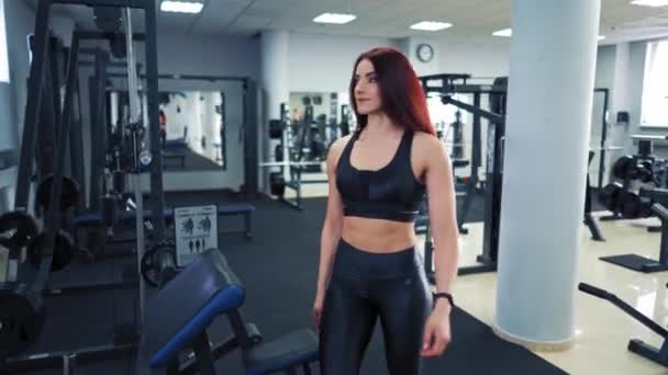 Roodharig Slank Meisje Zwart Topje Legging Komt Sportschool Neemt Halters — Stockvideo