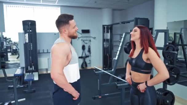 Hombre Sonriente Una Mujer Ropa Deportiva Están Entrenando Gimnasio Una — Vídeo de stock