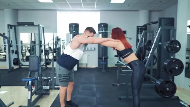 Una Pareja Joven Está Haciendo Ejercicio Juntos Centro Deportivo Chica — Vídeo de stock