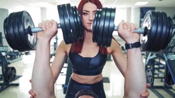 Bărbat Puternic Ridică Gantere Timp Lucrează Instructor Clubul Sportiv Femeia — Videoclip de stoc