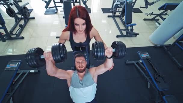 Retrato Hombre Atlético Con Pesas Musculosas Gimnasio Hombre Fuerte Levanta — Vídeos de Stock