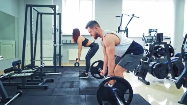 Pareja Atlética Ropa Deportiva Levantando Pesas Gimnasio Hombre Persistente Está — Vídeo de stock