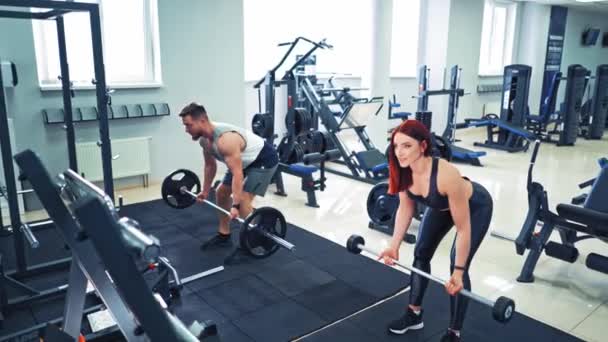 Hombre Muscular Hermosa Mujer Sana Levantando Pesas Pesadas Gimnasio Pareja — Vídeo de stock