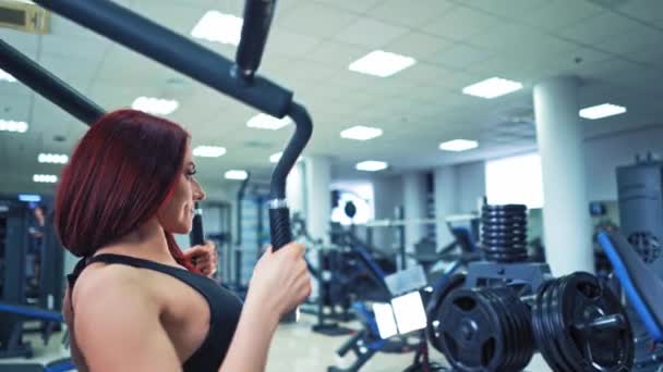 Mulher Forte Bonita Fisiculturista Está Fazendo Exercício Para Construir Seus — Vídeo de Stock