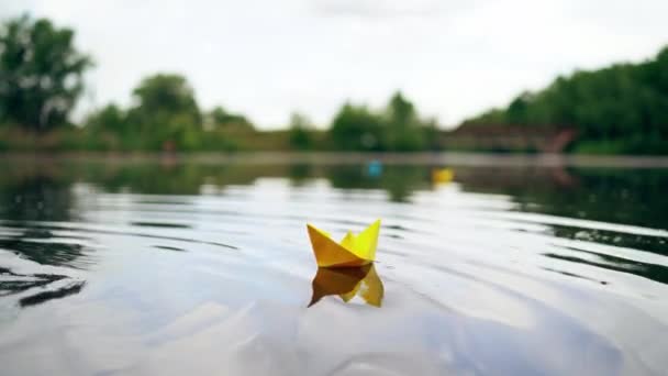 Gele Papieren Boot Vaart Het Wateroppervlak Onder Avondhemel Origami Schip — Stockvideo