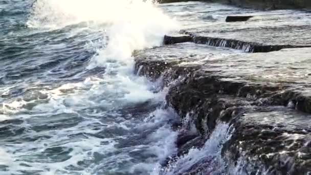 Wasser Fließt Über Die Felsige Oberfläche Und Wellen Bilden Weißen — Stockvideo