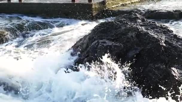 Meereswellen Treffen Die Felsen Und Fliegen Mit Vielen Spritzern Umher — Stockvideo