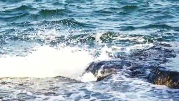 Природний Вигляд Хвиль Прориваються Темні Скелі Біля Пляжу Морські Хвилі — стокове відео