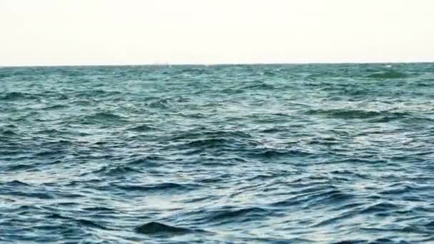 Naturalne Tło Pięknego Błękitnego Morza Niewielkimi Falami Zwolnione Zbliżenie Zaburzonej — Wideo stockowe