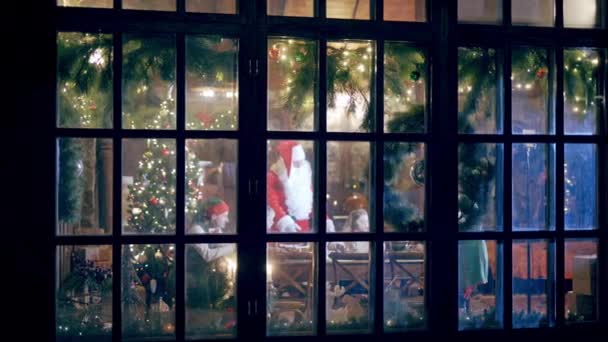 Pohled Venku Přes Velké Okno Santa Claus Děti Elfové Vánoce — Stock video