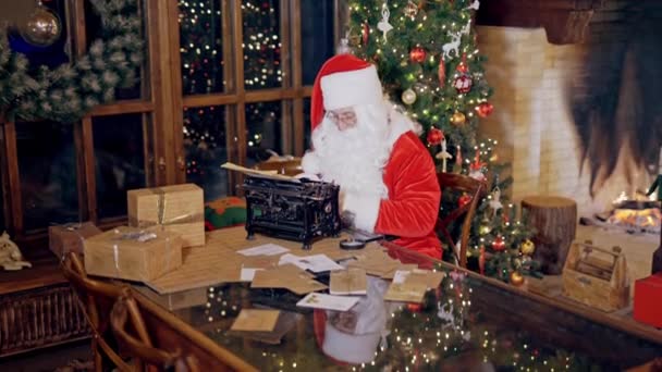 Père Noël Barbe Blanche Costume Rouge Imprime Une Lettre Dans — Video