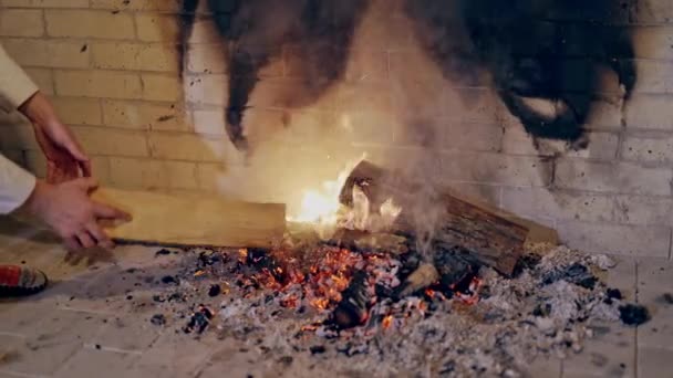 집안에 불속에 통나무로 가르고 남자의 클로즈업 벽난로에 나무를 차가운 따뜻하게 — 비디오