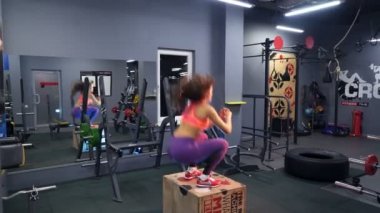 Spor salonunda egzersiz yapan güzel bir kadın. Fitness konsepti