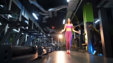 Spor salonunda egzersiz yapan güzel bir kadın. Fitness konsepti