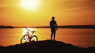 Bisikletli, kasklı bir bisikletçinin silüeti. Etkin Yaşam Tarzı Konsepti.