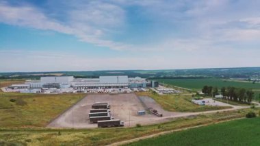 Endüstriyel bölgenin ve yakınlardaki birçok arabanın havadan görüntüsü