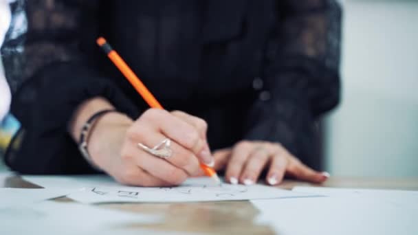 Professionell Skräddare Ritar Skiss Med Vass Penna Ett Bord Dressmaker — Stockvideo