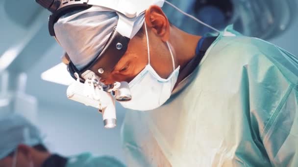 Мужчины Хирурги Время Операции Крупный План Специалистов Медицинских Масках Выполняющих — стоковое видео