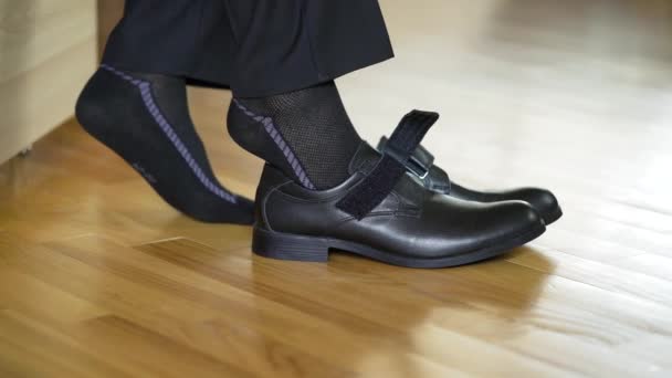 Tipo Descalço Calçar Sapatos Close Pernas Masculinas Colocando Sapatos — Vídeo de Stock