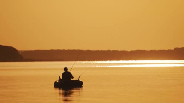 Homem Pescando Barco Pôr Sol Homem Maduro Pescando Barco Lagoa — Vídeo de Stock
