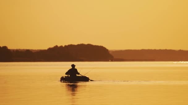 Man Vissen Vanaf Een Boot Bij Zonsondergang Volwassen Man Vissen — Stockvideo