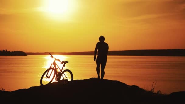 Silhueta de um ciclista esportivo no capacete em uma bicicleta. Conceito de Estilo de Vida Ativo. — Vídeo de Stock