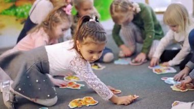 İlkokulda resimlerle oynarken İngilizce okuyan küçük çocuklar..