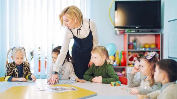 Kinder Mit Ihrer Lehrerin Zusammen Runden Tisch Unterricht Kleine Kinder — Stockvideo