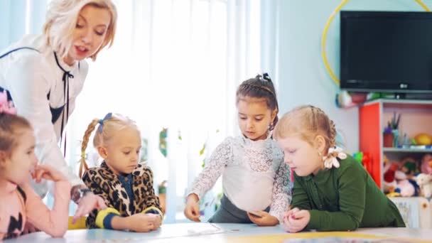 Kinderen Met Hun Leraar Samen Aan Ronde Tafel Klas Kleine — Stockvideo