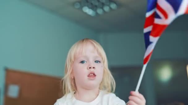 Děti Učí Angličtinu Stolu Rozvržením Ovoce Třídě Holčička Držící Britskou — Stock video