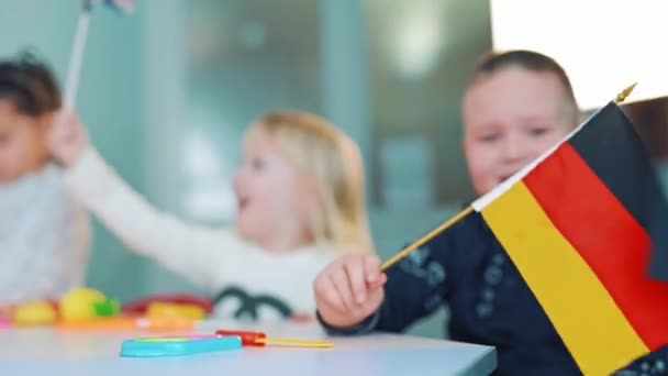 Niños Aprendiendo Inglés Mesa Con Diseños Frutas Clase Dos Pequeños — Vídeos de Stock