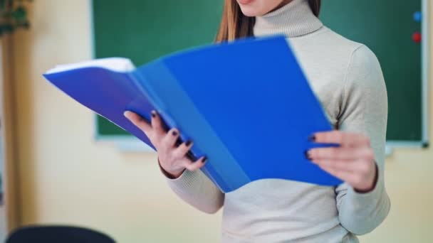 Lehrer Oder Schüler Halten Ordner Zurück Zur Schule Bildungskonzept — Stockvideo