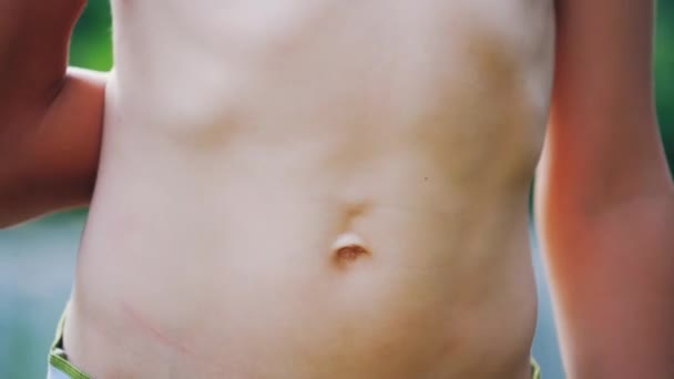 Respiră Stomacul Băiatului Închiderea Corpului Adolescentului Pantaloni Scurți Izolați Fundal — Videoclip de stoc