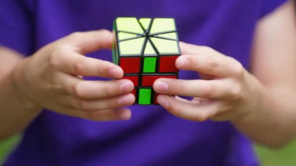 Junge Übt Mit Dem Schwierigen Rubik Cube Konzept Der Problemlösung — Stockvideo