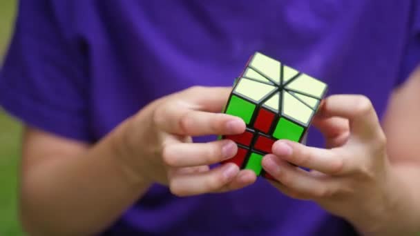 男孩与困难的Rubik的立方体练习 解决问题的概念 解决办法 重点和目标 — 图库视频影像