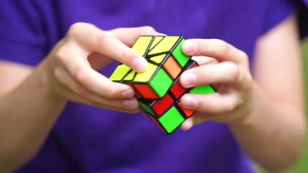 Ragazzo Allena Con Difficile Cubo Rubik Concetto Problem Solving Soluzione — Video Stock