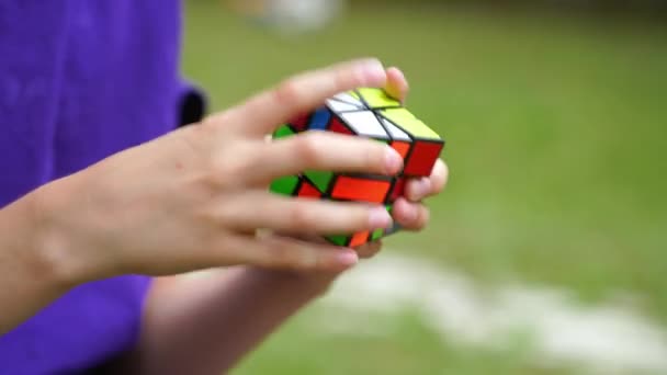 Chico Practica Con Difícil Cubo Rubik Concepto Resolución Problemas Solución — Vídeos de Stock