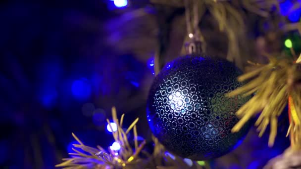 クリスマスに松の木の上の大きな青い天蓋を閉める クリスマスと新年の装飾 キラキラした光を背景にしたクリスマスボール — ストック動画
